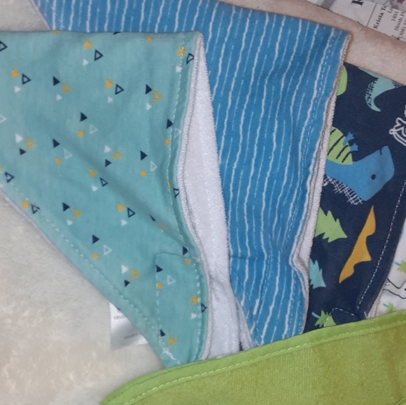 Bundle of notes baby bibs - Picture 2 of 3